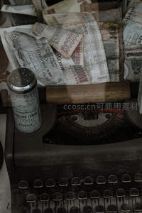 老旧打字机与土耳其旧钞票堆叠的时光胶囊场景