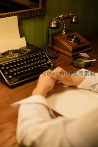 复古打字机与老式电话静物特写，暖光下怀旧办公场景