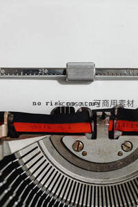 ‘no risk no story’打字语录，红黑墨带与金属滚筒构成励志画面