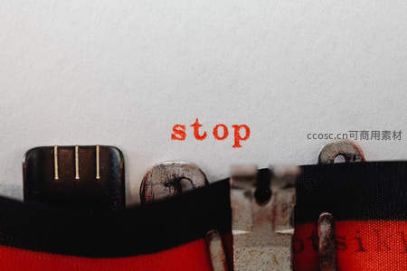 老式打字机纸上印出红色stop字样，机械质感与怀旧氛围交织