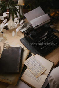 木质书桌上老式打字机与泛黄手稿静置，干花点缀时光沉淀之美