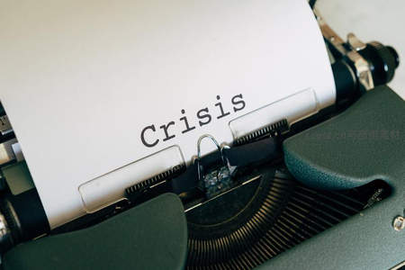 打字机输出'Crisis'字样，隐喻时代困境与思考