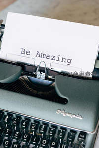 ‘Be Amazing’打印于老式打字机纸页，传递积极人生态度