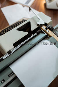 浅绿打字机侧视角特写，纸卷延伸展现书写进行时状态