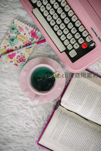 粉色打字机配茶杯与手账本的少女风文艺工作台