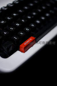 红色AUTOMATIC键特写，黑白键帽对比强烈，现代感与复古交融
