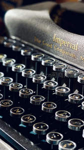 Imperial牌打字机特写，金属键帽与金色铭文细节清晰