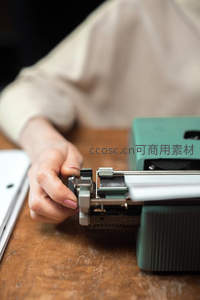 特写手部操作打字机换行杆，金属部件细节清晰，复古质感浓郁