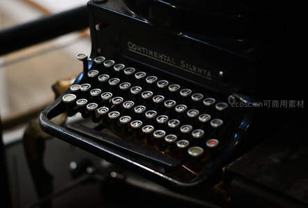 Continental Silenta打字机特写，银色键帽与深黑机身彰显经典德制工艺