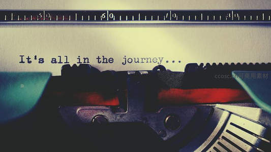 打字机打出‘It's all in the journey...’字样，纸页泛黄，寓意人生旅程的书写