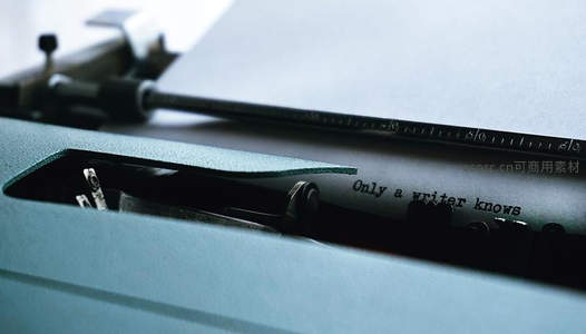 老式打字机特写：Only a writer knows，金属质感与纸张的怀旧对话