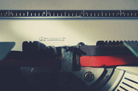 Grammar一词跃然纸上：经典打字机微距镜头下的语言艺术