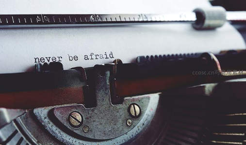 打字机打出‘never be afraid’励志短句，锈迹斑驳的机械诉说勇气故事