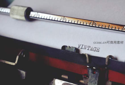 老式打字机特写：纸页上印着'VINTAGE'字样，金属质感与岁月痕迹并存