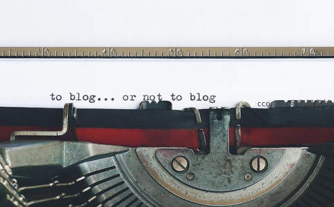 打字机纸上书写‘to blog... or not to blog’，现代创作困惑的古典表达