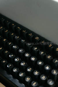 俄语打字机特写：黑色键帽金字符，岁月痕迹诉说书写历史