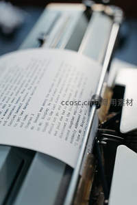 打字机滚筒特写：墨迹未干的文字诉说时光故事